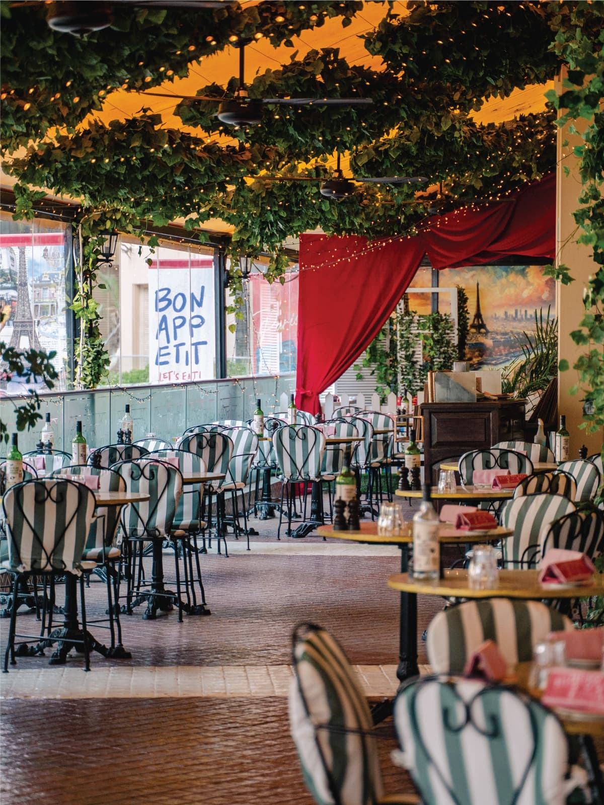 Inside Bistro des Arts on the Dubai Marina promenade